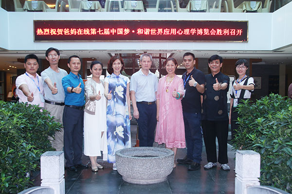 加盟爸媽在線的省市縣總經(jīng)理進行了運營管理特訓和提升生命品質(zhì)專題講座